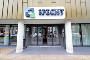 Vista frontal de la propiedad