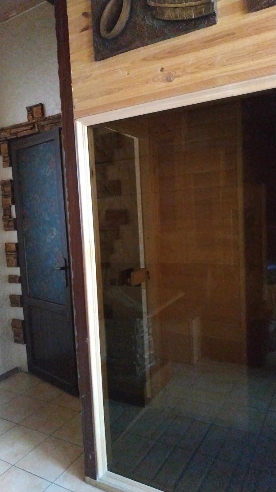 Une pièce dotée d’une porte-fenêtre coulissante donnant sur une zone carrelée.