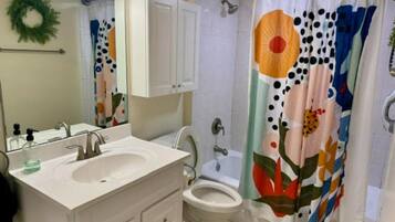 Kombination af bruser/badekar, hårtørrer, håndklæder, Sæbe