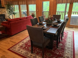 Dining - Bear Paws Mountain Chalet INCREDIBLE Views (Sevierville)