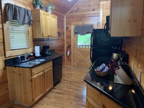 Microwave, dishwasher, coffee/tea maker, cookware/dishes/utensils - Bear Paws Mountain Chalet INCREDIBLE Views (Sevierville)