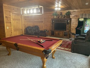 Game room - Bear Paws Mountain Chalet INCREDIBLE Views (Sevierville)
