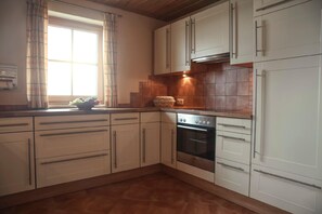 Kühlschrank, Mikrowelle, Herdplatte, Geschirrspüler