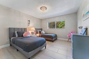 2 slaapkamers, een bureau, een strijkplank/strijkijzer, wifi