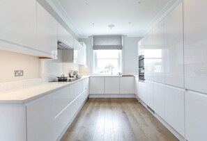 Kylskåp, mikrovågsugn, ugn och spishäll