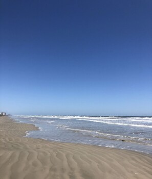 På stranden, liggestole, badehåndklæder