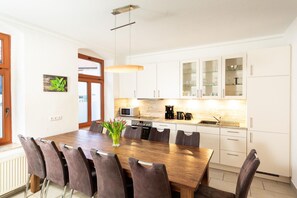 Fridge, microwave, oven, stovetop - Large, old, extensively renovated holiday home (Ballenstedt)