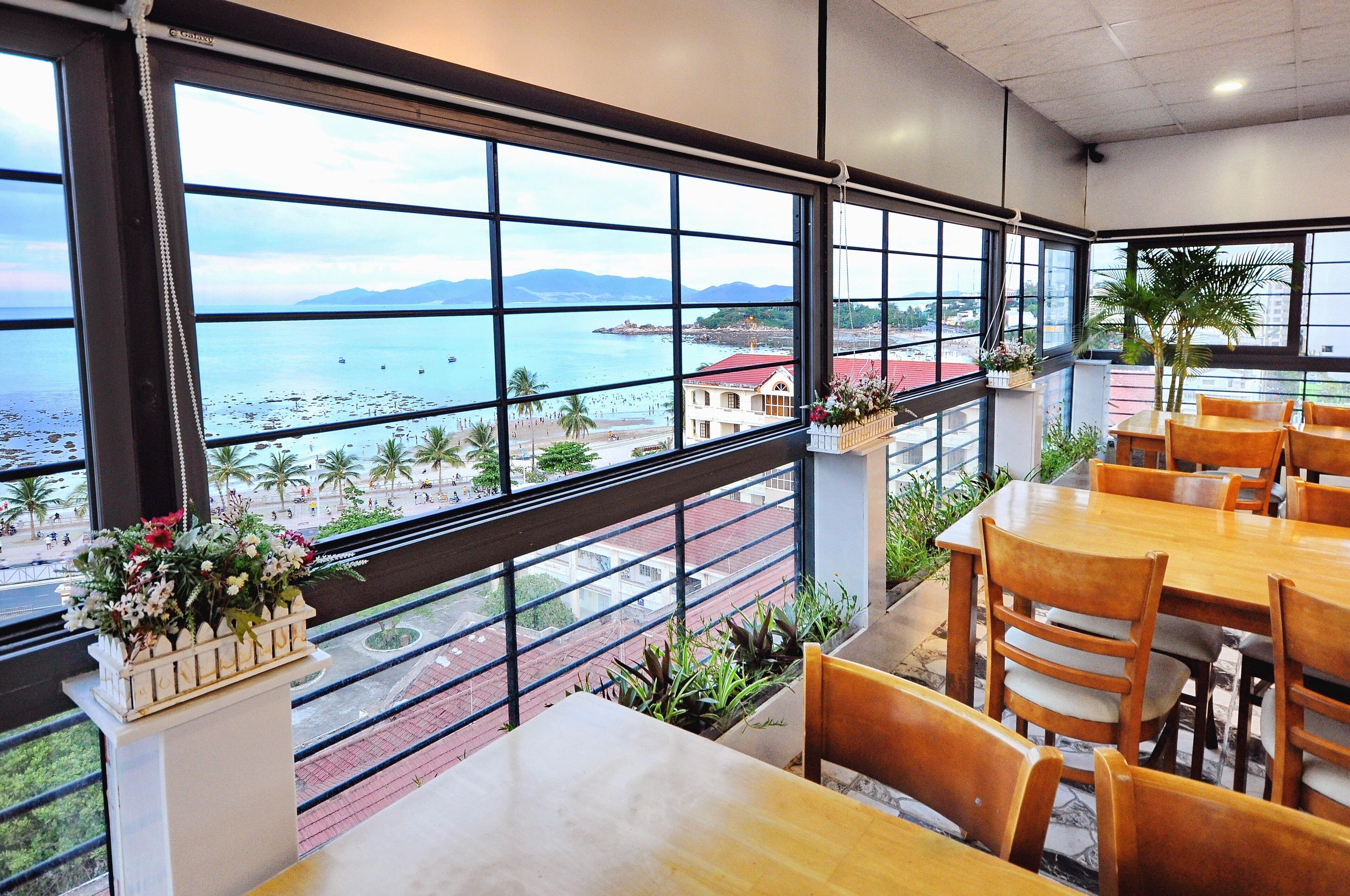 每日供应自助式早餐（每人 VND 200000）