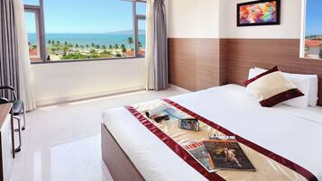 Firemannsrom – familie, 2 queensize-senger, sjøutsikt | Minibar, safe på rommet, skrivebord og lydisolert