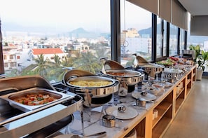 Café da manhã com buffet todos os dias mediante uma taxa