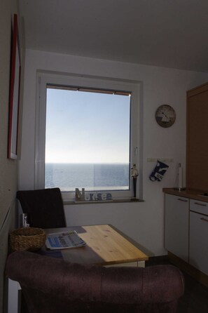 Unclassified image, 4 of 21, button