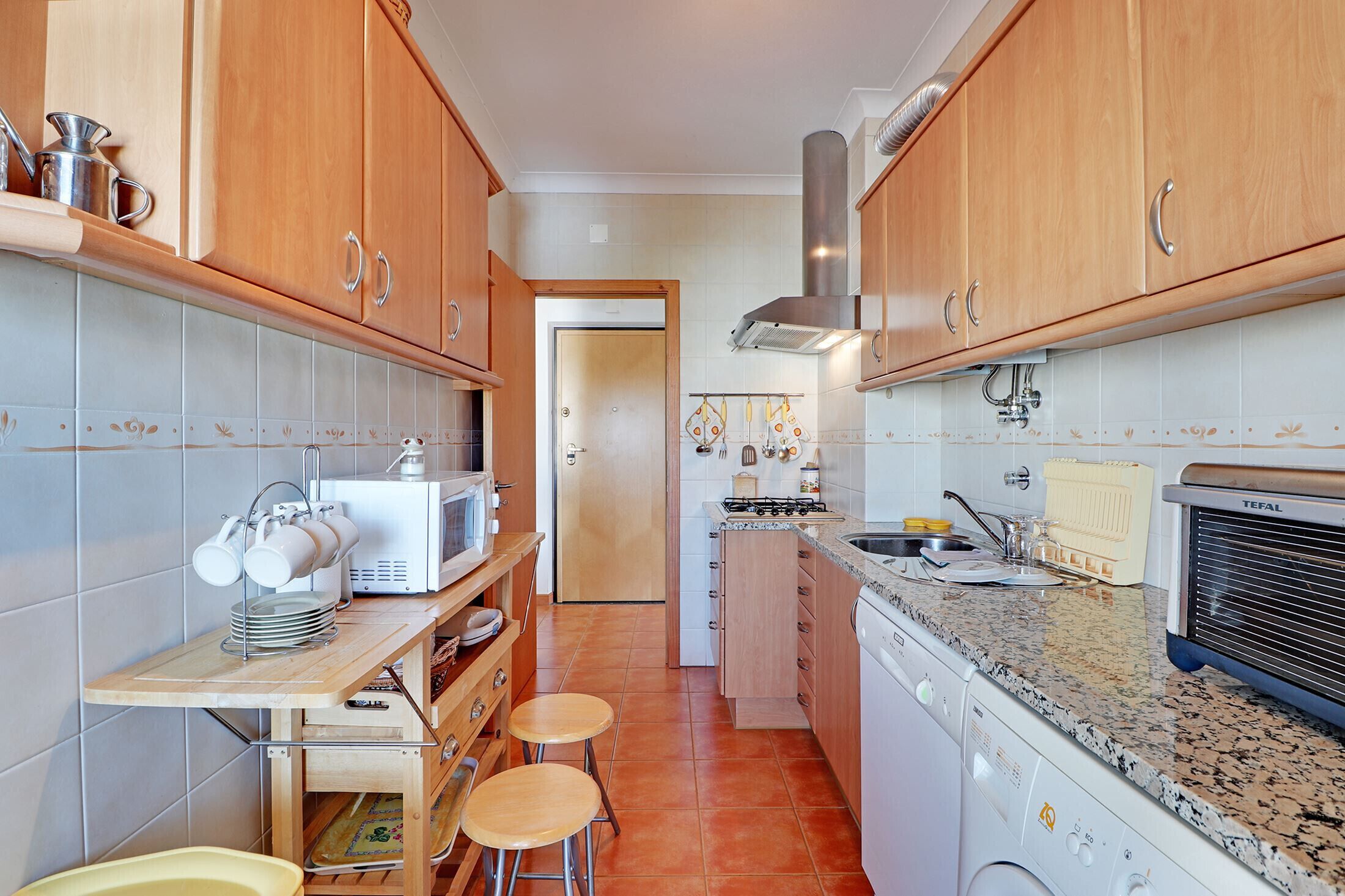 Kühlschrank, Mikrowelle, Ofen, Wasserkocher mit Kaffee-/Teezubehör