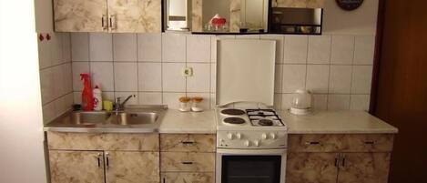 Réfrigérateur, four, plaque de cuisson, congélateur