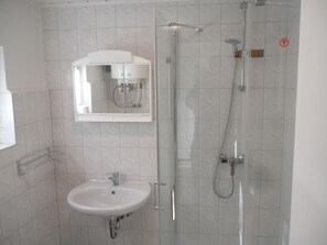 Ducha, secador de pelo, toallas, jabón