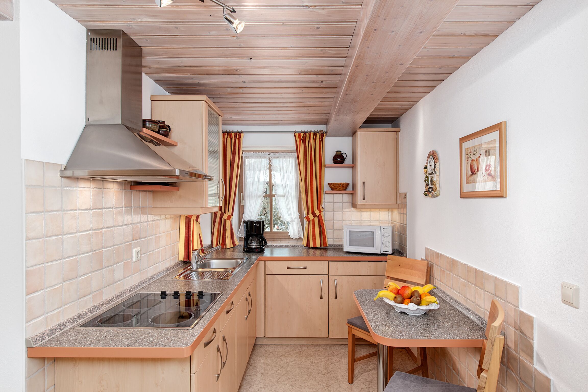 Kühlschrank, Mikrowelle, Herdplatte, Wasserkocher mit Kaffee-/Teezubehör