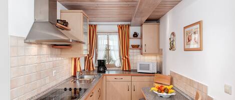 Kühlschrank, Mikrowelle, Herdplatte, Wasserkocher mit Kaffee-/Teezubehör