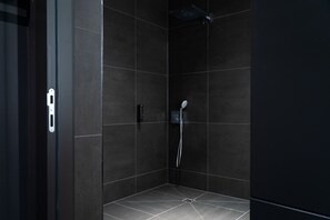 Douche, sèche-cheveux, serviettes fournies, savon