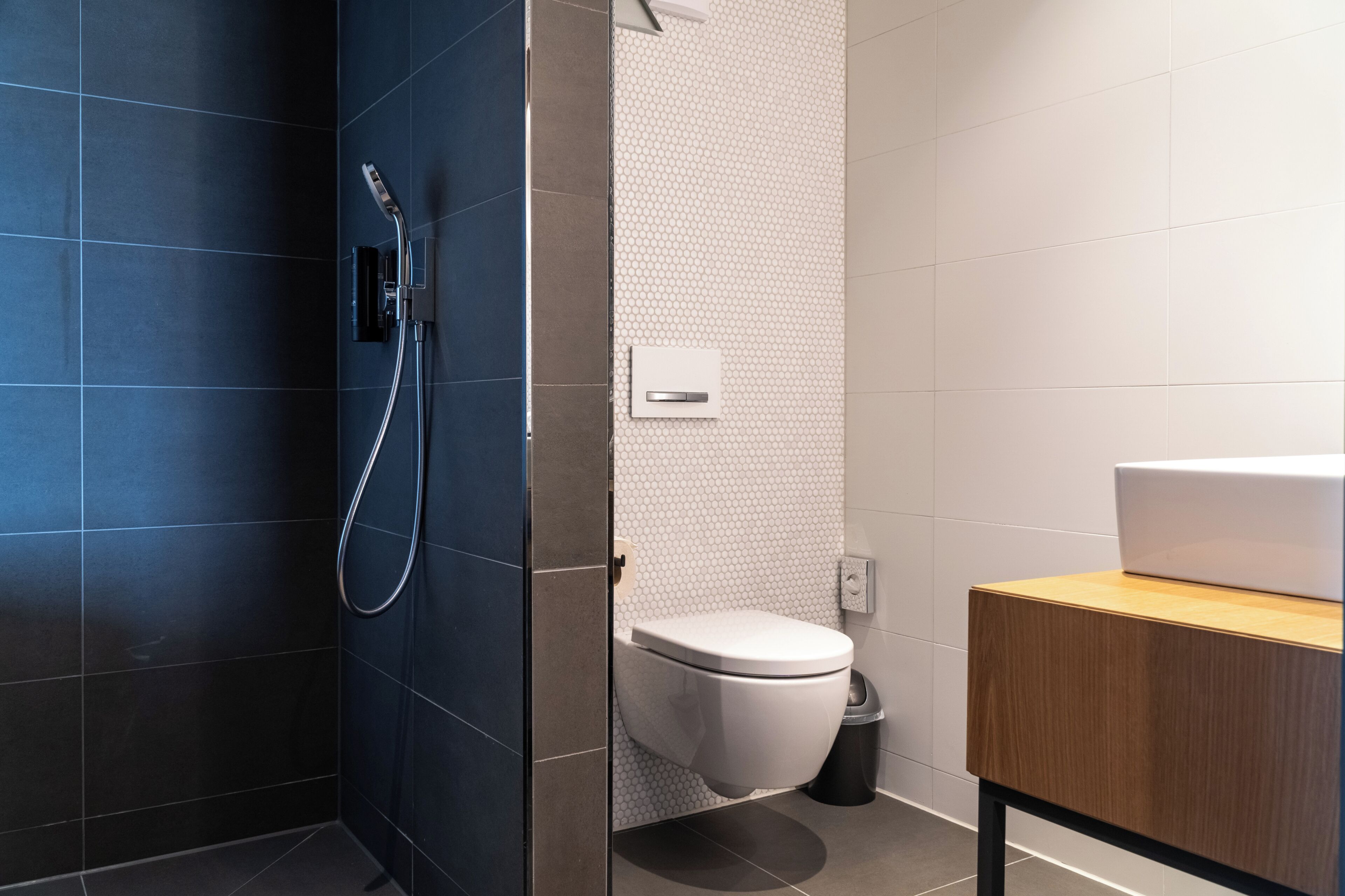 Ein modernes Badezimmer mit Dusche, Toilette und Waschbecken.