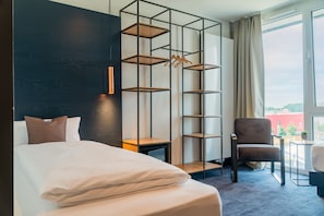 Design-Doppel- oder -Zweibettzimmer | Allergikerbettwaren, Zimmersafe, Schreibtisch