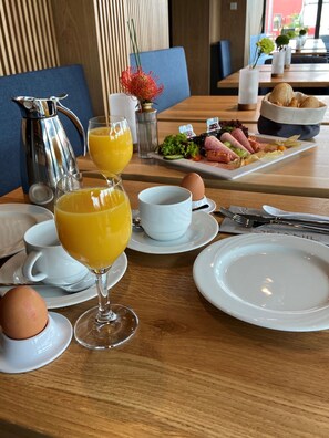 Daily buffet breakfast for a fee - Akzent Hotel DÉJANIL (Burgdorf)