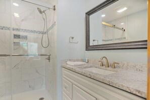 Bañera con ducha, secador de pelo, toallas