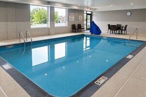 Una piscina cubierta, tumbonas