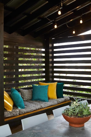 Outdoor dining - Apt1@EdenBrae - Serene, Walkable, Modern Retreat, Named Best in Bham (Birmingham)