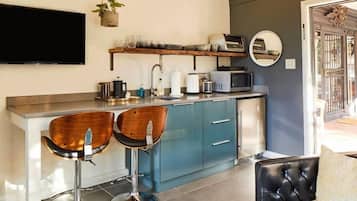 Refrigerador, microondas, lavavajillas y cafetera y tetera