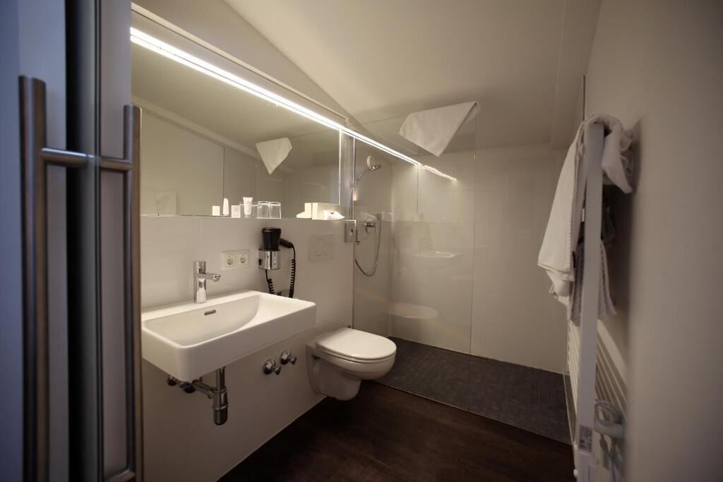 Baño | Artículos de higiene personal gratuitos, secador de pelo y albornoces