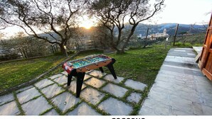 A foosball table in a villa with a scenic view of the countryside and mountains. - Apartment An in panoramic villa (San Salvatore)