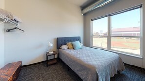 4 chambres, fer et planche à repasser, lit de bébé portatif