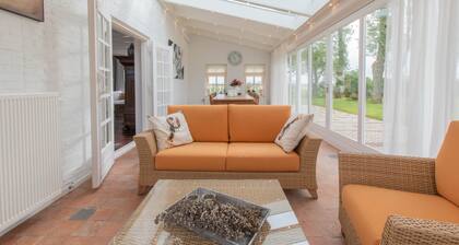 ‘Prachtig gelegen vrijstaand landhuis met grote zonnige tuin’