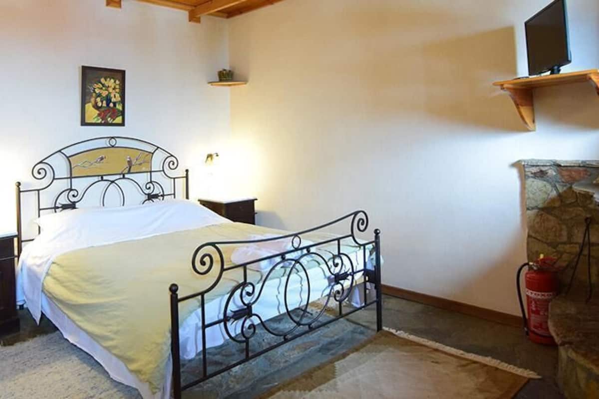 Double Room | Individually decorated, individually furnished, bed sheets