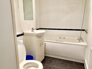 Een douche, gratis toiletartikelen, een haardroger, handdoeken