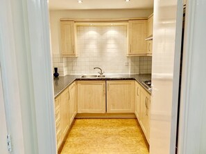 Fridge, microwave, oven, stovetop - 2 Bedrooms Modern Central London (London)