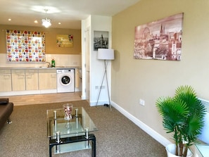 Flat-screen TV, Netflix, streaming services - 2 Bedrooms Modern Apartment (London)