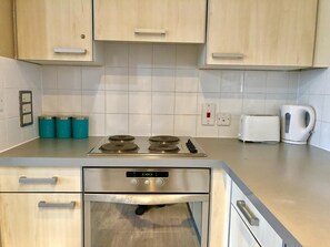 Fridge, microwave, oven, stovetop - 2 Bedrooms Modern Apartment (London)