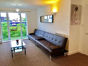 Flat-screen TV, Netflix, streaming services - 2 Bedrooms Modern Apartment (London)