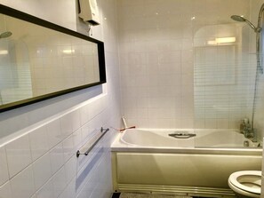 Combined shower/bathtub, free toiletries, towels, toilet paper - 2 Bedrooms Modern Apartment (London)
