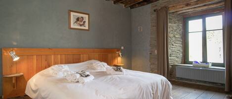 11 chambres, ameublement personnalisé, draps fournis