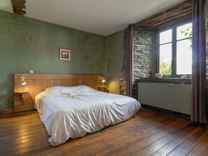 House | 11 bedrooms, individually furnished, bed sheets