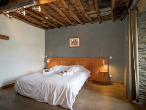 House | 11 bedrooms, individually furnished, bed sheets