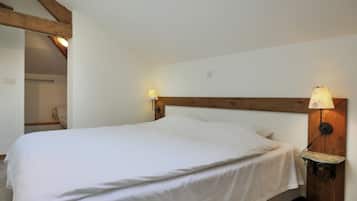 House | 11 bedrooms, individually furnished, bed sheets