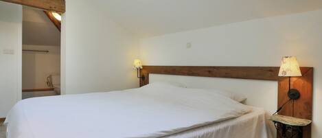 House | 11 bedrooms, individually furnished, bed sheets