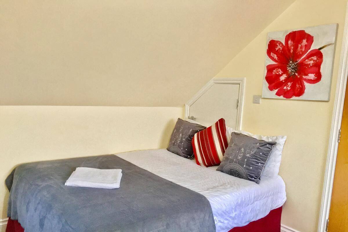 Estudio | 4 habitaciones, wifi gratis y ropa de cama
