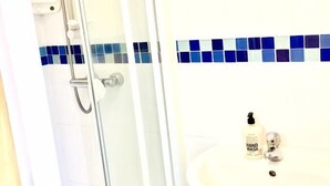 Loft | Bathroom shower - London Deluxe Loft Apartment (London)