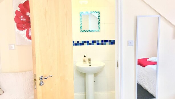 Loft | Bathroom | Hair dryer, towels, toilet paper - London Deluxe Loft Apartment (London)
