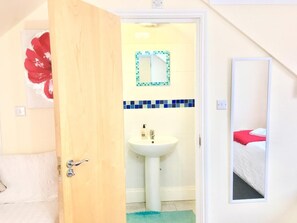 Loft | Bathroom | Hair dryer, towels, toilet paper - London Deluxe Loft Apartment (London)