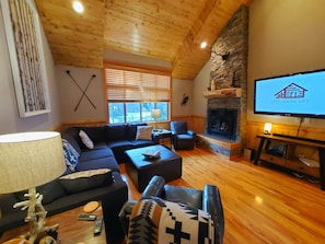 Smart TV, fireplace, video games, DVD player - LIVE LODGE LIFE- Upscale decor, sleeps 15, hot tub, bikes, 10x SHARC, amazing!! (Sunriver)