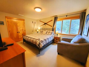 4 slaapkamers, een bureau, een strijkplank/strijkijzer, reisbedje